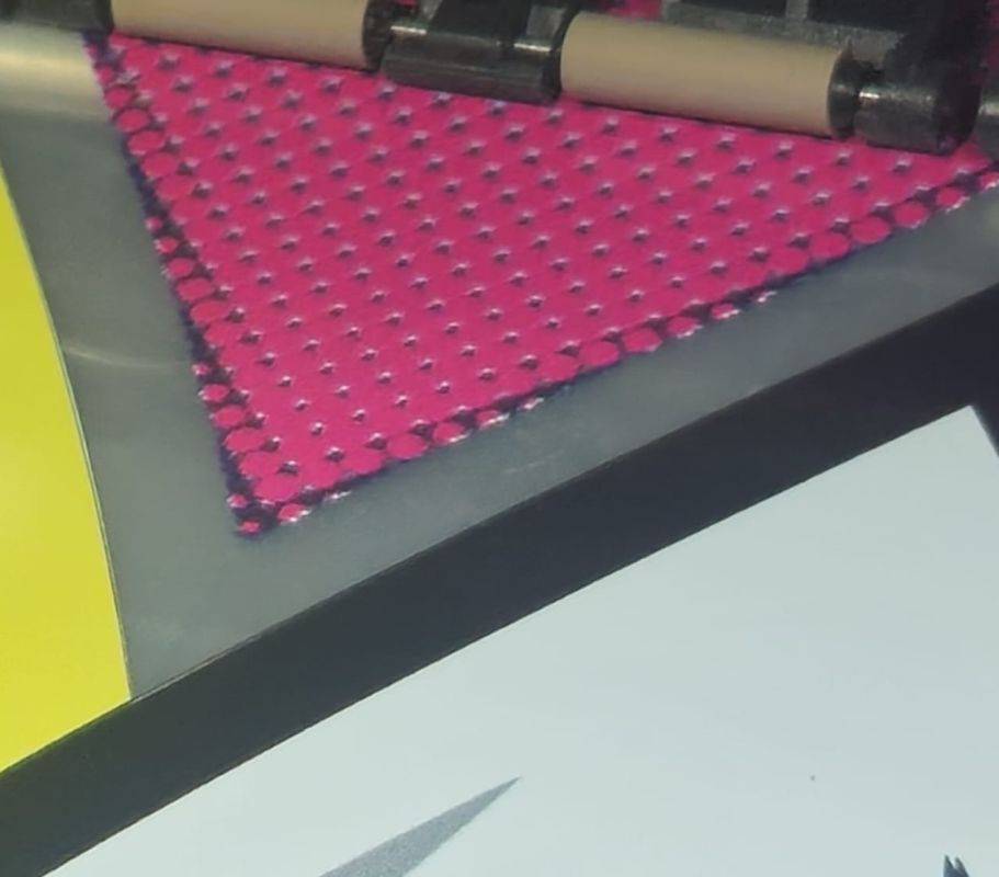 Zbliżenie wydruku wielowarstwowego HP Latex z rastrową warstwą koloru na materiale transparentnym.