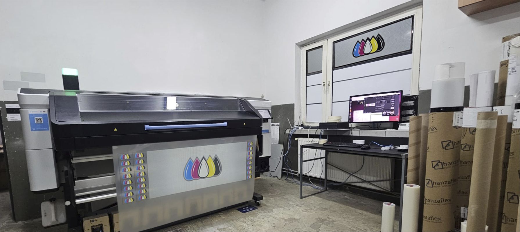 Drukarka HP Latex 830W podczas realizacji wielowarstwowego wydruku wielkoformatowego w pracowni DrukarzGrafik.