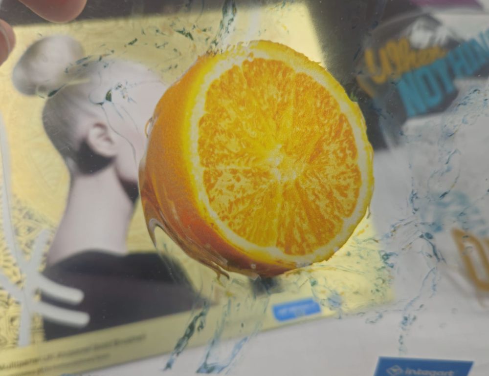 Wydruk wielowarstwowy z białym tuszem na folii transparentnej do szyb i plexi.